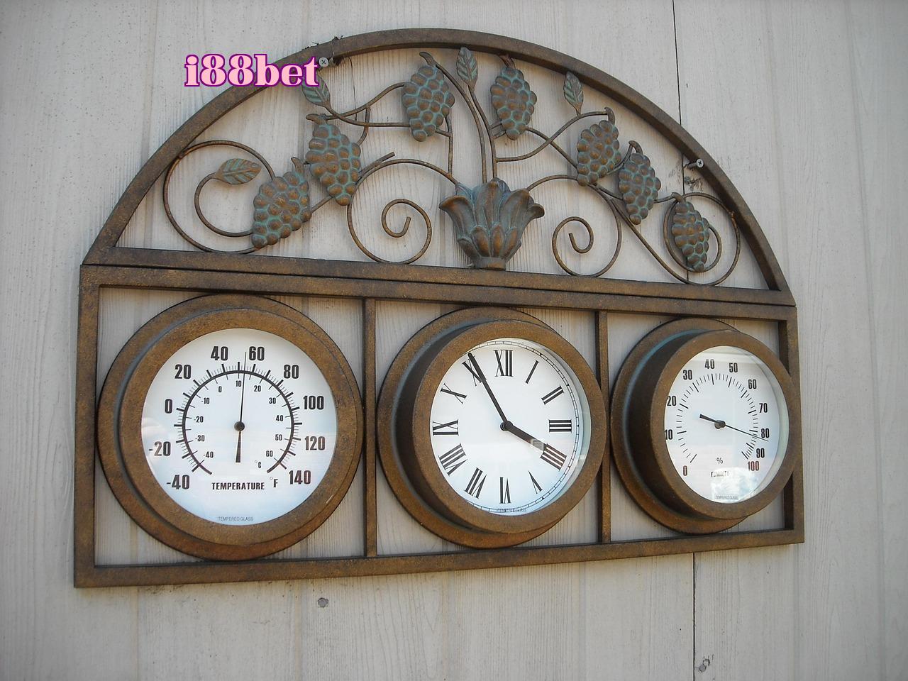 Tôi bắt đầu suy nghĩ về kỳ nghỉ khi trở về nhà, dường như mình đang sống trong trạng thái chân không. Cảm giác này giống như bị cách ly hoàn toàn với thế giới bên ngoài. Đây chính là điều mà tôi không thể chịu đựng được. Tôi có thể nửa tháng không lên mạng, có thể một tuần không mở ti vi – những điều này trước đây tôi chưa bao giờ nghĩ đến. Rõ ràng, tôi cảm thấy khả năng của mình đã giảm sút rất nhiều. Chính từ nhận thức đó, tôi bắt đầu tự nhìn lại quá khứ, hiện tại và tương lai của mình. Lần đầu tiên trong cuộc đời, tôi thực sự cảm thấy bối rối và mất phương hướng. Không phải là tôi chưa từng bối rối, nhưng lần này là sự mất niềm tin thực sự. Tôi nghĩ rằng, một người có thể không có gì cả, nhưng唯 nhất không thể thiếu chính là niềm tin. - Gem99 Club Game Bài Phỏm Đổi Thưởng